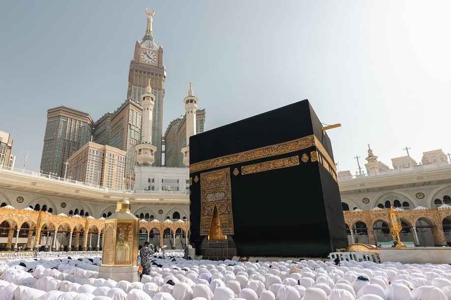 sujud shalat depan kabah